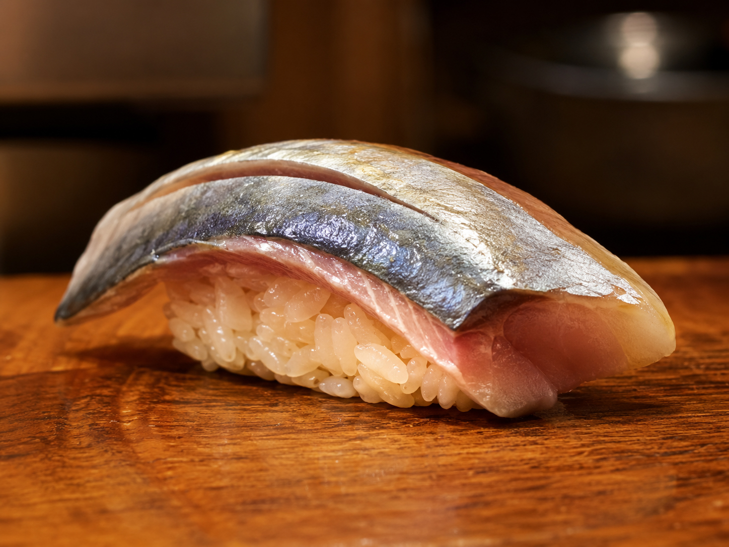 締め鯖とシャリの酸の均衡を見せる寿司