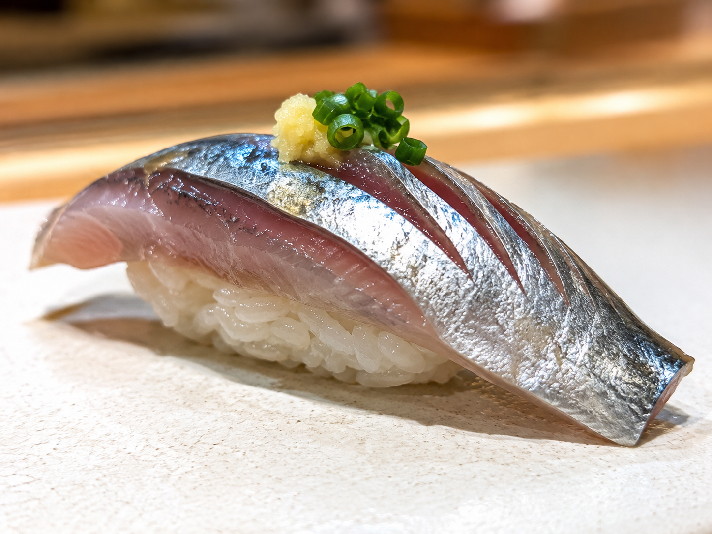 銀色の皮目が美しい鯖の握り寿司