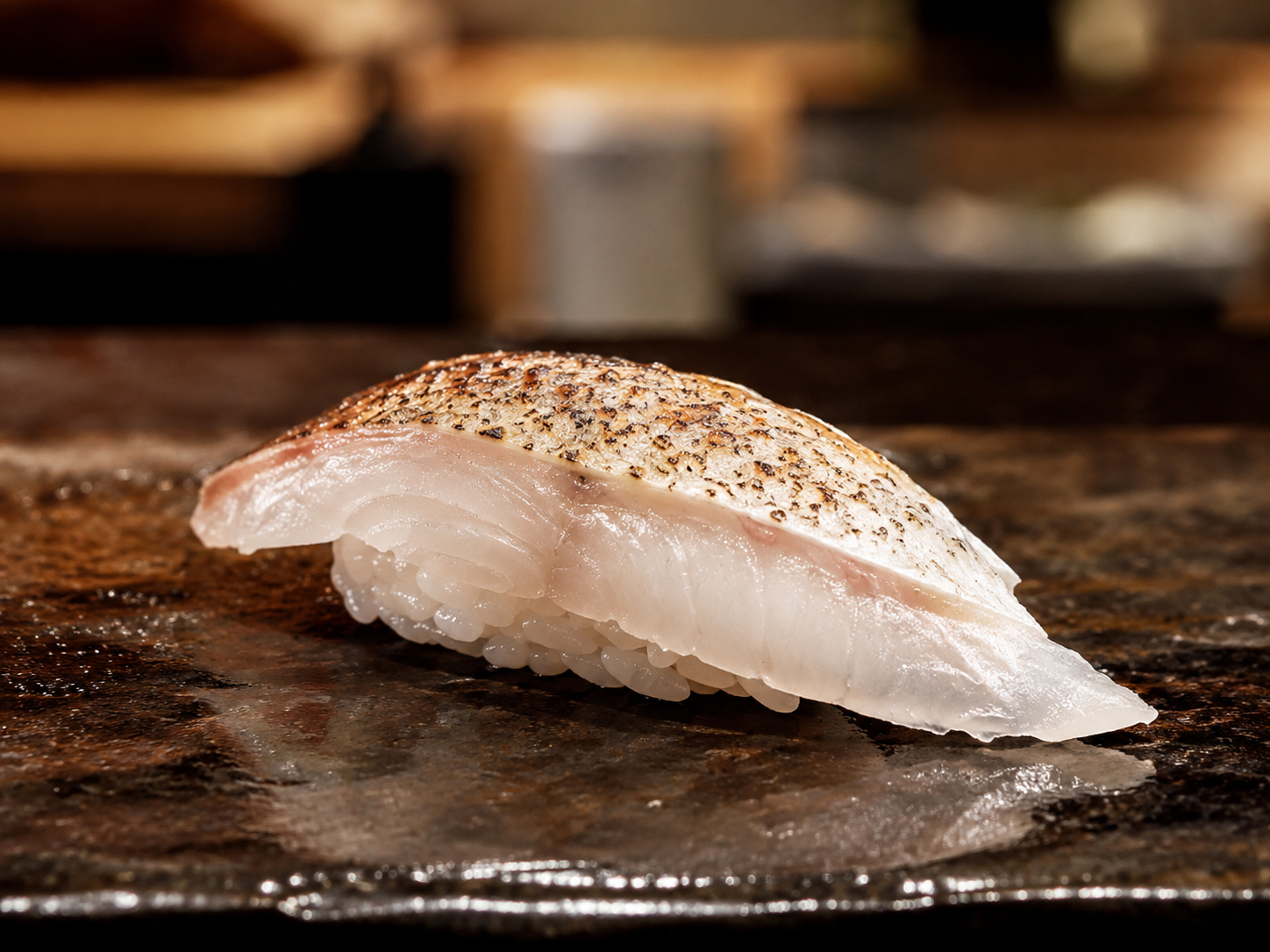 白身魚の皮目を湯引きや炙りで生かした寿司