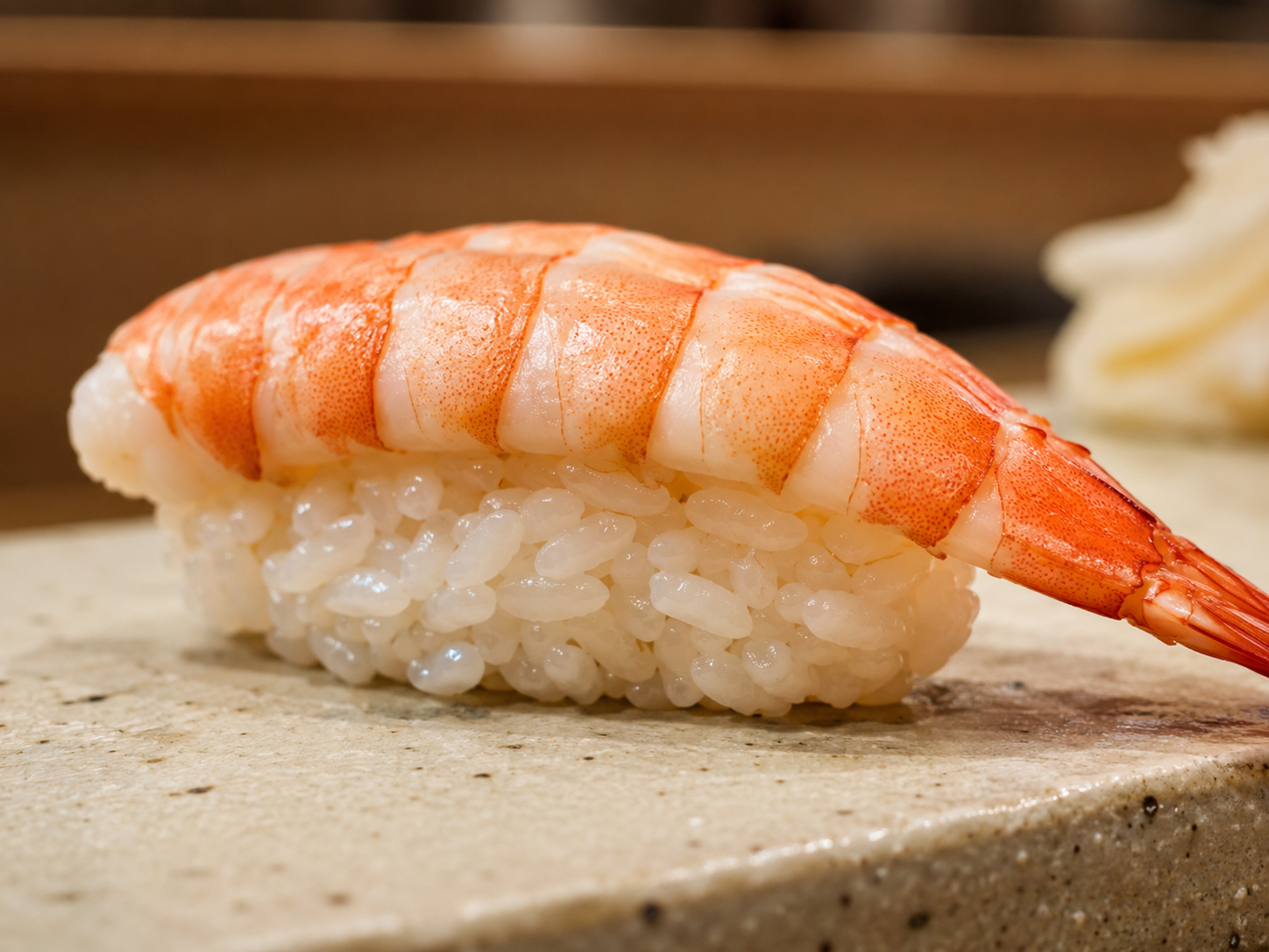 海老の寿司とシャリの均衡を近くで見せる一貫
