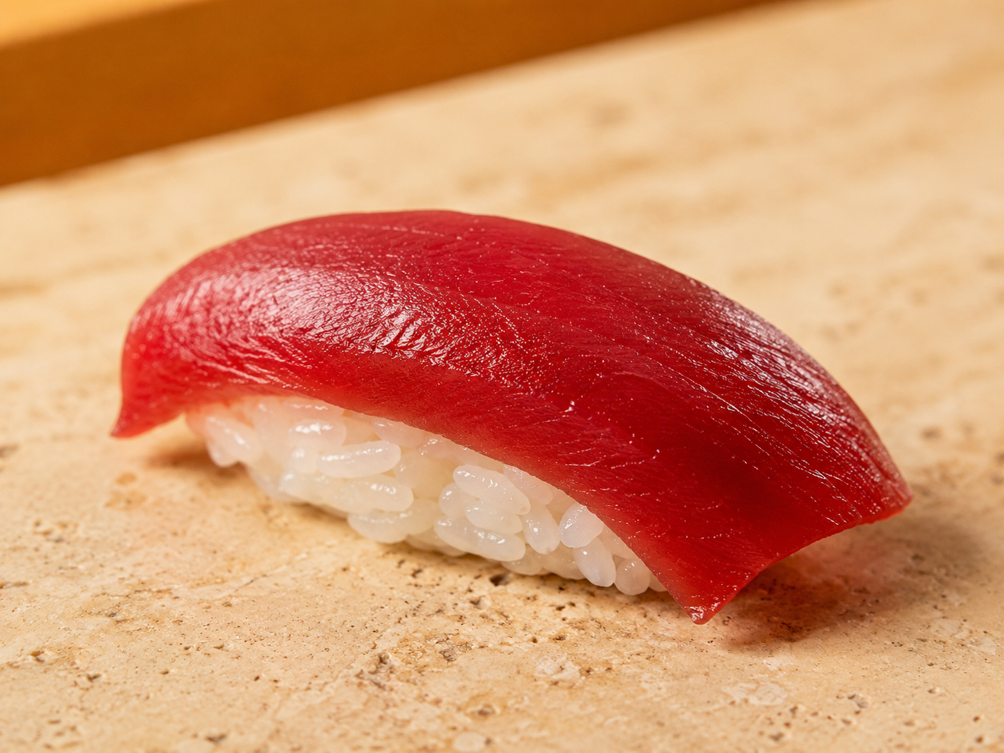 澄んだ赤色の赤身まぐろの握り寿司