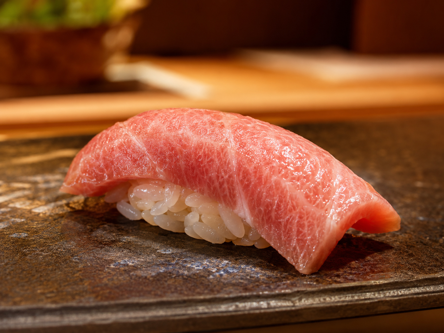 美しい脂の入った大とろの握り寿司