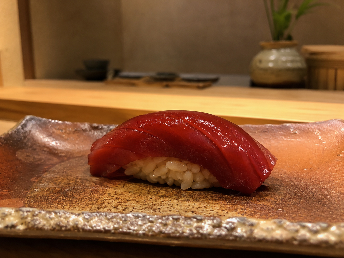 江戸前の仕事を感じる漬けまぐろの握り寿司