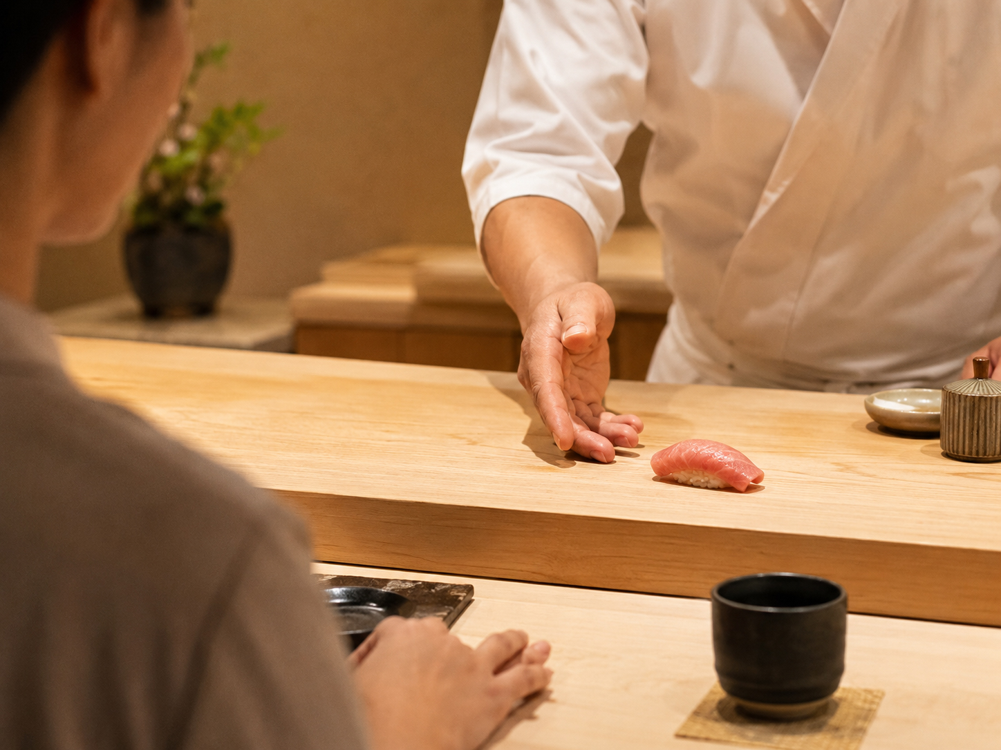 寿司カウンターで一貫が目の前に置かれる瞬間
